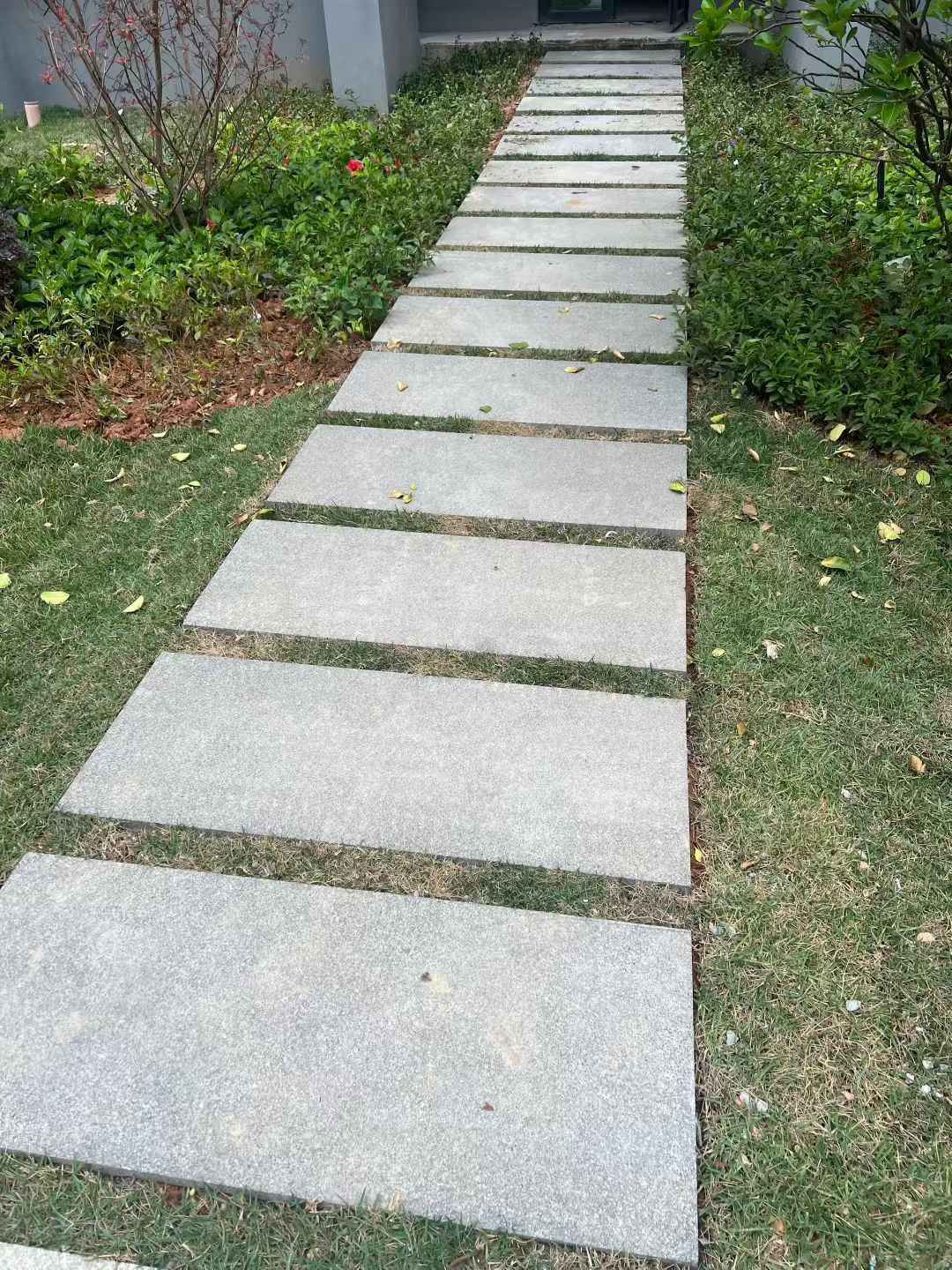西安 芝麻黑小区踏步、汀步石铺装效果