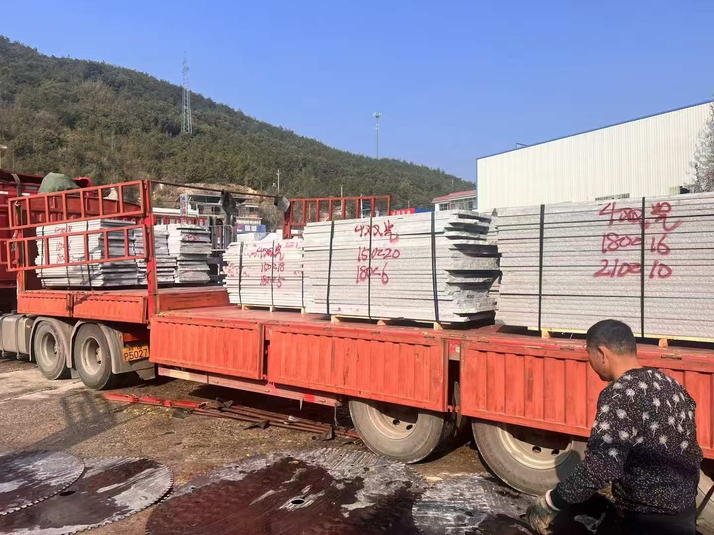 西安 芝麻灰花岗岩光面毛板出货日常